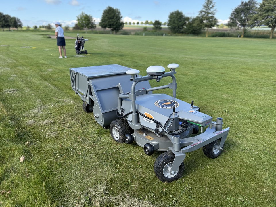 FJD RM21 with the GC01 Grass Collector hopper on a golf course